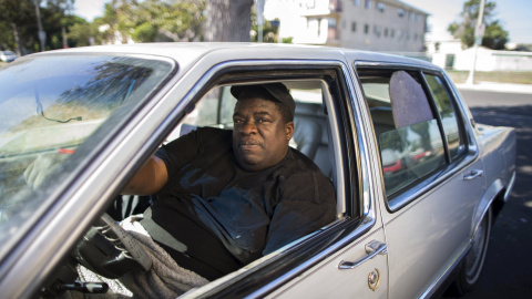 Víctor Agustín tiene 53 años y vive en su Cadilac. Agustín ha estado sin hogar durante dos años y recientemente trabaja como un guardia de seguridad a tiempo parcial. REUTERS/Lucy Nicholson
