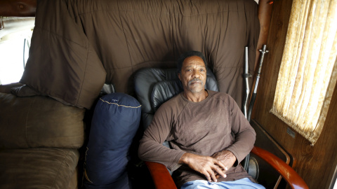 Charles Heard tiene 58 años y vive en un vehículo recreativo desde hace un año. REUTERS/Lucy Nicholson