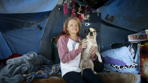 Kathleen Fox tiene 54 años y vive en una tienda junto a su perro Pork Chop. Ella ha estado viviendo durante catorce meses al lado de  una autopistadebajo de la autopista para alejarse de una vida ligada a las drogas. Fox asegura que "es pel