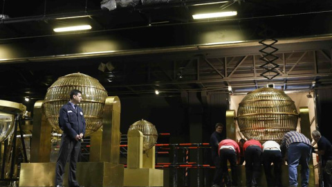 Los dos bombos que repartirán la suerte en el sorteo extraordinario de Lotería de Navidad en el Teatro Real de Madrid. /EFE Los dos bombos que repartirán la suerte en el sorteo extraordinario de Lotería de Navidad en el Teatro Real de Madrid. /EFE