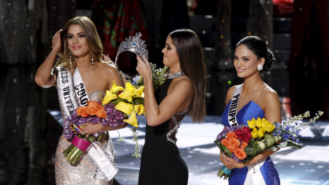 Paulina Vegas le quita la corona a la Miss Colombia Ariadna Gutiérrez (izq) a la que habían nombrado ganadora por error, para dárselo a la Miss Filipinas Pia Alonzo Wurtzbach (drcha) durante el Miss Universo 2015 en Las Vegas, Nevada, anoch
