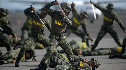 Soldados filipinos muestran sus habilidades de combate en simulacros durante la celebración del 80 aniversario de las Fuerzas Armadas de Filipinas en Haribon Hangar, al sur de Manila. AFP/NOEL CELIS