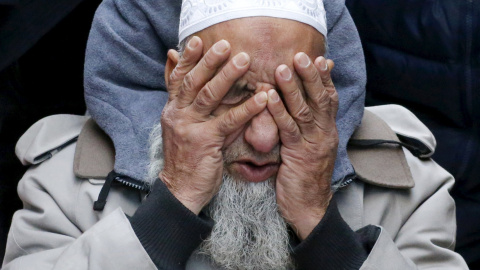 Un hombre musulmán reza mientras otros protestan en contra del candidato repúblicano Donald Trump delante de su oficina en Manhattan, Nueva York./ REUTERS/Eduardo Munoz