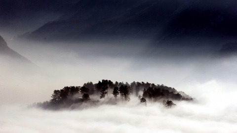 Vista general de una elevación en la ciudad de Sarajevo (Bosnia-Herzegovina), cubierta con una manta de niebla hoy, 21 de diciembre de 2015. Debido a los altos niveles de dióxido de nitrógeno ambiental y la situación meteorológica, se recom