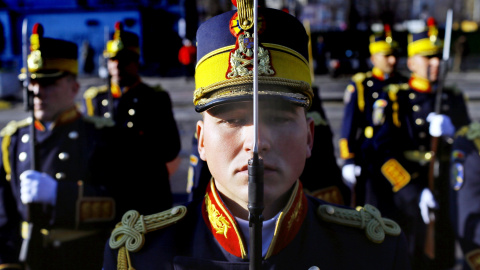 Soldados de la Guardia Presidencial desfilan durante el acto de conmemoración de la caída del sistema comunista en 1989, en el Cementerio de los Héroes de la Revolución, en Bucarest, Rumanía, el 21 de diciembre del 2015. EFE/Robert Ghement