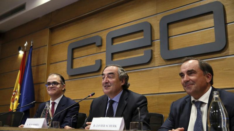 El presidente de CEOE, Juan Rosell (c), acompañado por Julián Villanueva (i) en una foto de archivo. EFE/Fernando Alvarado El presidente de CEOE, Juan Rosell (c), acompañado por Julián Villanueva (i) en una foto de archivo. EFE/Fernando Alvarado