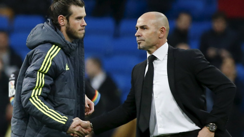 Paco Jémez saluda a Gareth Bale en el partido de este domingo en el Santiago Bernabéu. /REUTERS Paco Jémez saluda a Gareth Bale en el partido de este domingo en el Santiago Bernabéu. /REUTERS