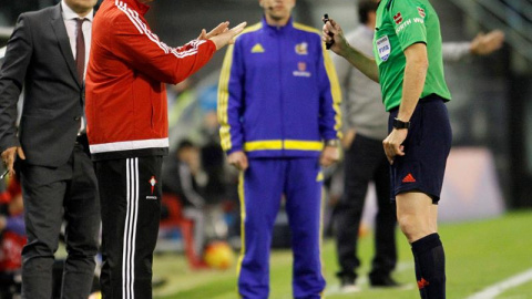 Fernández Borbalán conversa con Berizzo, entrenador del Celta, en un partido en Balaídos./EFE Fernández Borbalán conversa con Berizzo, entrenador del Celta, en un partido en Balaídos./EFE