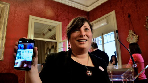 La diputada del PSOE balear Silvia Limones se ha enterado hoy, al inicio del pleno del Parlament del debate de presupuestos, que le han tocado 120.000 euros. /EFE