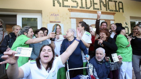 Trabajadores de la una residencia en Roda de Barà (Tarragona), celebran que han sido agraciados con el segundo premio del Sorteo de Navidad. EFE/Jaume Sellart