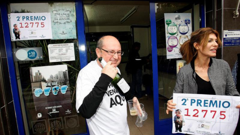 Alegría en la administración número 26 del barrio de Los Ángeles, en la ciudad de Alicante, que ha vendido una serie del segundo premio que ha recaído en el 12.775. /EFE