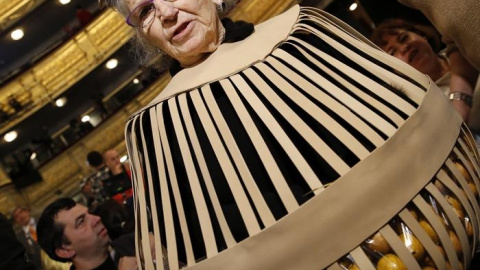 Manoli Sevilla, de 79 años, ataviada con un vestido que le han hecho sus hijas y sus amigas de bombo del Gordo. EFE/Sergio Barrenechea