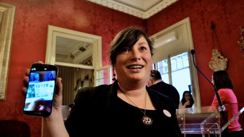 La diputada del PSOE balear Silvia Limones se ha enterado, al inicio del pleno del Parlament del debate de presupuestos, que le han tocado 120.000 euros en el Sorteo de Navidad. EFE/Atienza