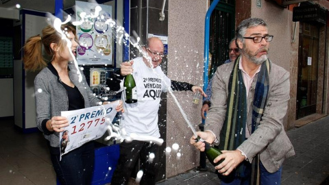 Alegría en la administración número 26 del barrio de Los Ángeles, en la ciudad de Alicante, que ha vendido una serie del segundo premio. EFE/MORELL