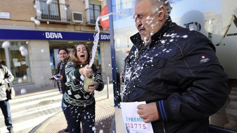 Un lotero celebra que ha vendido una serie del segundo premio del Sorteo de Navidad, el 12.775, con lo que ha repartido un total de 1.250.000 euros. EFE/Ismael Herrero