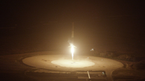 Aterrizaje de Falcon-9 en una plataforma cerca de Cabo Cañaveral. / SpaceX Aterrizaje de Falcon-9 en una plataforma cerca de Cabo Cañaveral. / SpaceX