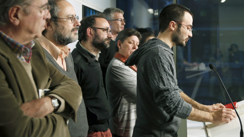 El diputado de la CUP Albert Botran, junto a los demás parlamentarios de su grupo, durante la rueda de prensa que han ofrecido en el Parlament, en la que han anunciado que no se posicionarán ni orientarán el voto en la asamblea de este domi