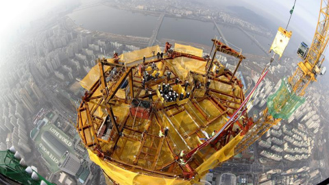 Operarios surcoreanos permanecen en la planta 123 del rascacielos Lotte World Tower durante la fase de finalización de las obras. EFE/JEON HEON-KYUN