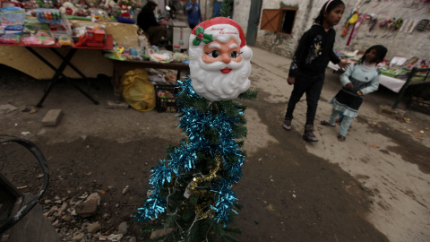 Una máscara de Santa Claus en un barrio cristiano antes de Navidad en Islamabad, Pakistán. REUTERS/Faisal Mahmood
