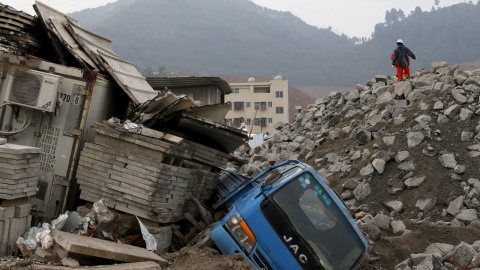 Un vehículo dañado en una zona industrial afectada por un deslizamiento de tierra en Shenzhen, China. REUTERS/Kim Kyung-Hoon