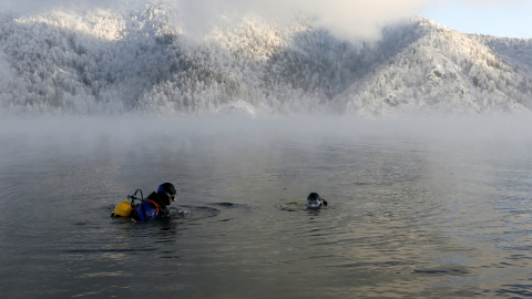 Los equipos de rescate de buceo en el río Yenisei durante un entrenamiento en la ciudad siberiana de Krasnoyarsk, en Rusia. REUTERS/Ilya Naymushin