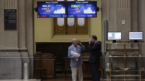 Dos inversores en el patio de la Bolsa de Madrid. REUTERS Dos inversores en el patio de la Bolsa de Madrid. REUTERS