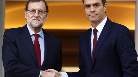 El presidente del Gobierno, Mariano Rajoy (i), y el líder del PSOE, Pedro Sánchez (d), se han saludado hoy, en el Palacio de La Moncloa, antes de iniciar su primera reunión tras las elecciones generales. /EFE El presidente del Gobierno, Mariano Rajoy (i), y el líder del PSOE, Pedro Sánchez (d), se han saludado hoy, en el Palacio de La Moncloa, antes de iniciar su primera reunión tras las elecciones generales. /EFE