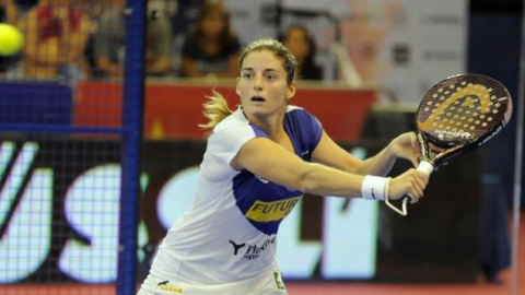 Alejandra Salazar golpea una bola durante un torneo. Alejandra Salazar golpea una bola durante un torneo.