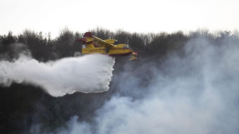 Uno de los hidroaviones que han estado participando en la extinción de uno de los incendios forestales en los montes próximos a la localidad cántabra de Aes. EFE/ Pedro Puente Hoyos Uno de los hidroaviones que han estado participando en la extinción de uno de los incendios forestales en los montes próximos a la localidad cántabra de Aes. EFE/ Pedro Puente Hoyos