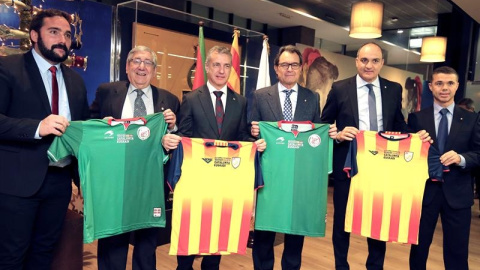 El presidente en funciones de la Generalitat, Artur Mas y el lehendakari Íñigo Urkullu, en la presentación del partido. EFE/Rubén Moreno García