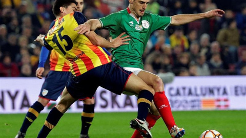 Aduriz y Bartra, en una de las jugadas del partido entre Catalunya y Euskadi. EFE/Alberto Estévez