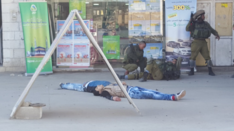 Cuerpos de dos palestinos abatidos por las fuerzas israelíes, que les acusan de haber apuñalado y herido a un soldado israelí, en Hewara, junto a Nablus. REUTERS/Zakaria Sedda Cuerpos de dos palestinos abatidos por las fuerzas israelíes, que les acusan de haber apuñalado y herido a un soldado israelí, en Hewara, junto a Nablus. REUTERS/Zakaria Sedda