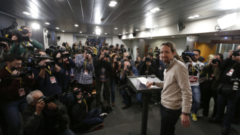 El secretario general de Podemos, Pablo Iglesias, durante la rueda de prensa que ha ofrecido al término de la reunión con el presidente del Gobierno español en funciones, Mariano Rajoy, en el Palacio de la Moncloa. EFE/JUAN CARLOS HIDALGO El secretario general de Podemos, Pablo Iglesias, durante la rueda de prensa que ha ofrecido al término de la reunión con el presidente del Gobierno español en funciones, Mariano Rajoy, en el Palacio de la Moncloa. EFE/JUAN CARLOS HIDALGO
