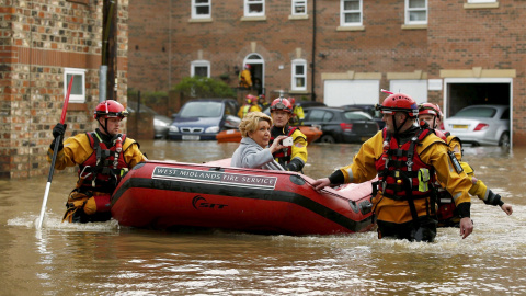 Los servicios de emergencia rescatan a una mujer de una casa inundada en York después de que el río Ouse se desbordase, en el norte de Inglaterra, 28 de diciembre de 2015. REUTERS / Andrew Yates