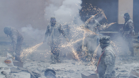 Más de un millar de personas han asistido hoy a una de las jornadas más peculiares de las fiestas de invierno de Ibi (Alicante) en la que un grupo de personas, "els enfarinats" ("los enharinados"), ha tomado el mando del pueblo de forma fic