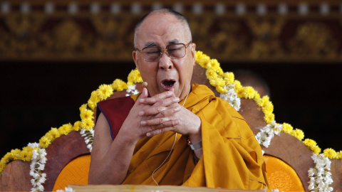 Tenzin Gyatso, el líder espiritual tibetano, Dalai Lama, bosteza en el monasterio de Tashi Lhunpo en Bylakuppe en el estado sureño de Karnataka, India, 28 de diciembre de 2015. REUTERS / Abhishek N. Chinnappa