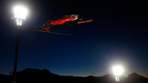 Juri Tepes de Eslovenia en los saltos de esquí en Oberstdorf, sur de Alemania, 28 de diciembre de 2015. REUTERS / Michael Dalder