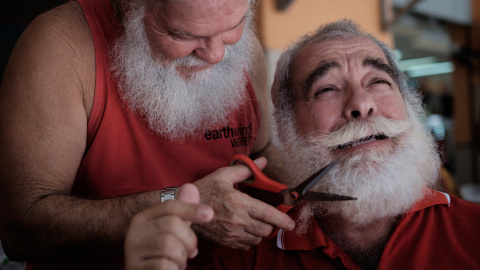 Estudiantes de la Escuela de Santa Claus en Brasil se recortan la barba en Río de Janeiro, Brasil, el 28 de diciembre de 2015. La escuela prepara a los hombres para representar a Santa Claus en la temporada de Navidad. AFP/Yasuyoshi CHIBA