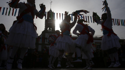 Cientos de personas, llegadas de varias provincias, se agolpan hoy en la plaza de la entidad local autónoma de Fuente Carreteros (Córdoba), que celebra cada 28 de diciembre su tradicional "Danza de los Locos", un baile que se remonta al sig