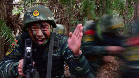 Policías paramilitares participan en un entrenamiento en la provincia de Chaohu, Anhui, China. REUTERS / China Daily
