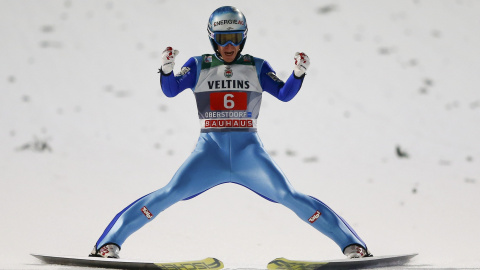Michael Hayboeck de Austria reacciona después de su segundo salto en el Torneo de salto en Oberstdorf, sur de Alemania, 29 de diciembre de 2015. El prestigioso torneo de cuatro colinas empieza en Oberstdorf hoy y terminará en Bischofshofen 