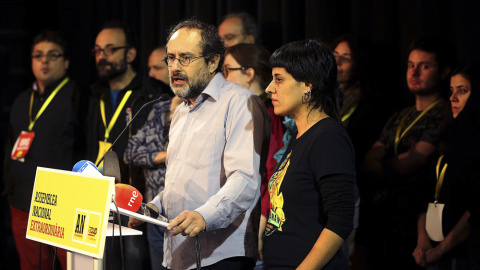 El presidente de la CUP en el Parlament, Antonio Baños, y su portavoz parlamentaria, Anna Gabriel, durante la comparecencia realizada tras la Asamblea Nacional de la formación celebrada el fin de semana en Sabadell (Barcelona). EFE/Str El presidente de la CUP en el Parlament, Antonio Baños, y su portavoz parlamentaria, Anna Gabriel, durante la comparecencia realizada tras la Asamblea Nacional de la formación celebrada el fin de semana en Sabadell (Barcelona). EFE/Str