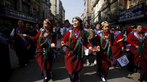Niñas Gurung vestidas con trajes tradicionales bailan mientras participan en un desfile de Año Nuevo en Katmandú, Nepal 30 de diciembre de 2015. REUTERS / Navesh Chitrakar