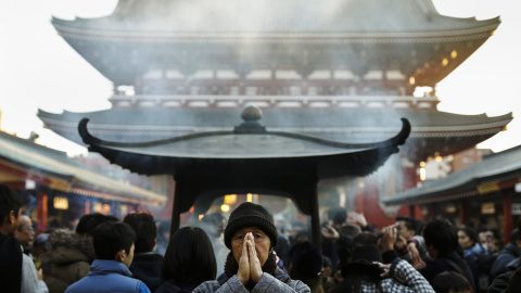 Un hombre reza fuera del templo antes de las vacaciones de Año Nuevo en Tokio, Japón 30 de diciembre de 2015. REUTERS / Thomas Peter
