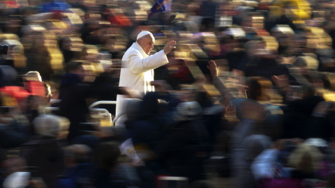 El papa Francisco saluda al llegar a la Plaza de San Pedro en el Vaticano, 30 de diciembre de 2015. REUTERS / Max Rossi