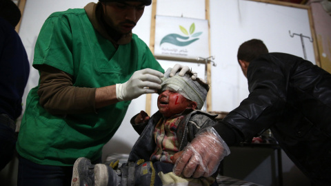 Un niño herido llora mientras le atienden en un hospital tras unos ataques aéreos de las fuerzas leales al presidente de Siria, Bashar al- Assad en Douma, Siria 30 de diciembre de 2015. AFP / ABD DOUMANY