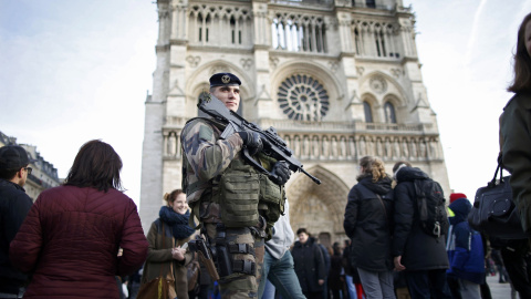 Un soldado francés armado enfrente de la Catedral de Nôtre Dame en París, Francia, 30 de Diciembre de 2015. La alerta de seguridad continúa durante la temporada de vacaciones de Navidad y Año Nuevo después de los ataques de París. REUTERS /