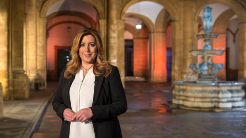 La presidenta de la Junta de Andalucía, Susana Díaz, momentos antes de la grabación del mensaje institucional de Fin de Año, en el patio del Rectorado de la Universidad de Sevilla. EFE/Julio Muñoz