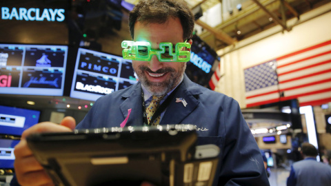 Un operador de la bolsa de Nueva York con gafas de celebración del nuevo año. REUTERS/Lucas Jackson