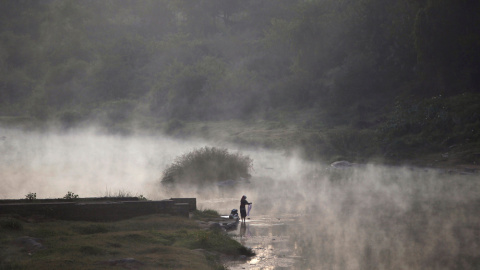 Una mujer lava la ropa en el río Cauvery, en la India. REUTERS/Abhishek N. Chinnappa